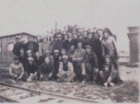 Photo d’une équipe de STO devant les baraques du camp de Neuville sur Margival en 1943. (Juon Louis)